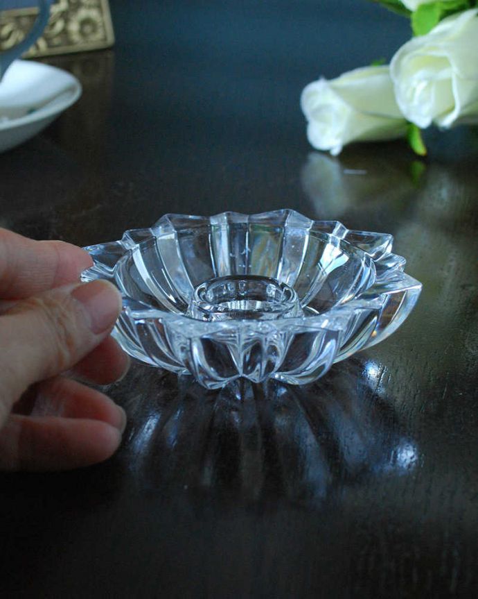 アンティーク 雑貨のガラス小物　アンティーク雑貨　小さくて可愛いガラスのキャンドルスタンド、イギリス輸入のアンティークプレスドグラス。癒されるキャンドルの灯りここにキャンドルを挿すだけで、なんだか特別な日に変わります。(pg-5811)