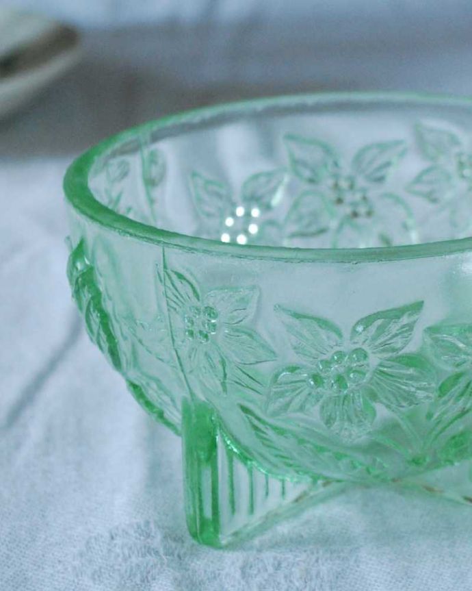 アンティーク 雑貨のガラス小物　アンティーク雑貨　爽やかなミントグリーンのデザートボウル、お花のアンティークプレスドグラス。食事の時間を楽しく過ごすために作られた器貴重だったガラスがプレスドグラスの発達によって気軽に手に入るようになった時代に作られたテーブルウェア。(pg-5814)