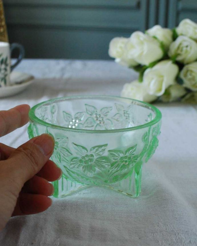 アンティーク 雑貨のガラス小物　アンティーク雑貨　爽やかなミントグリーンのデザートボウル、お花のアンティークプレスドグラス。いろいろ便利に使えます食卓で使うのはもちろん、お花を浮かべたり、花器代わりに使ったりと自分だけの使い方を楽しんで下さい。(pg-5814)
