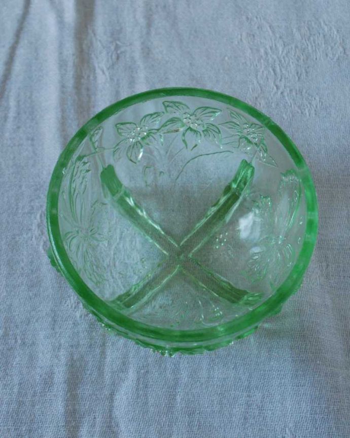 アンティーク 雑貨のガラス小物　アンティーク雑貨　爽やかなミントグリーンのデザートボウル、お花のアンティークプレスドグラス。上から見るとこんな感じです。(pg-5814)