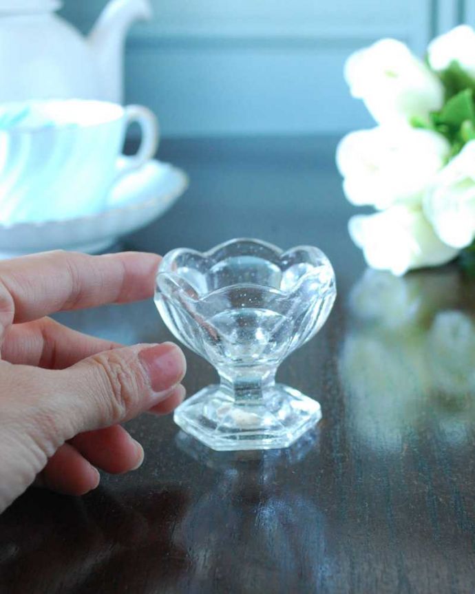 アンティーク 雑貨のガラス小物　アンティーク雑貨　小さなお花が可愛いエッグスタンド、アンティークプレスドグラス（エッグカップ ）。コンパクトなサイズが可愛いんです置いておくだけでほっこりしちゃう可愛いサイズ。(pg-5815)