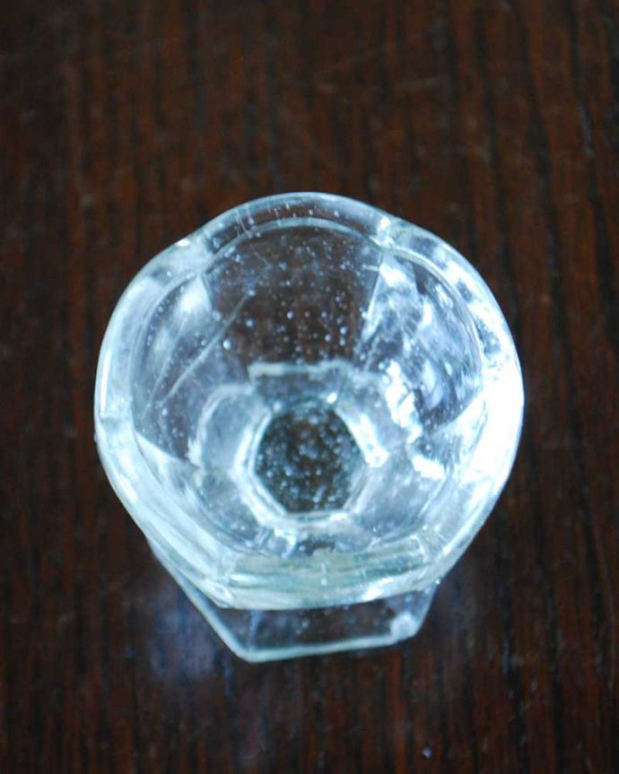 アンティーク 雑貨のガラス小物　アンティーク雑貨　小さなお花が可愛いエッグスタンド、アンティークプレスドグラス（エッグカップ ）。上から見るとこんな形アンティークなので多少のキズやカケがある場合はありますが、使用上問題はありませんのでご了承下さい。(pg-5815)