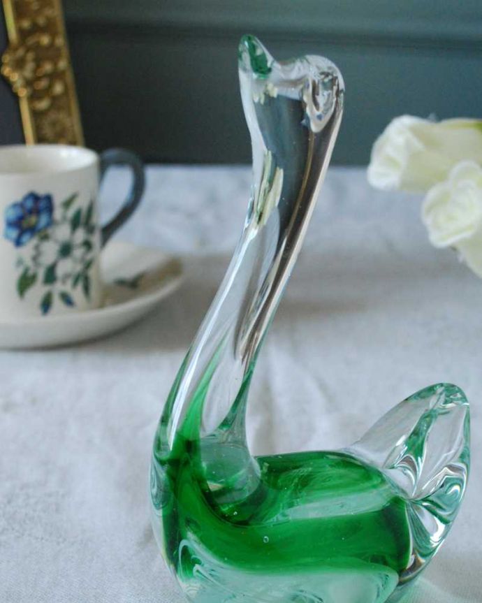 アンティーク 雑貨のガラス小物　アンティーク雑貨　爽やかなグリーンガラスのスワンオブジェ、アンティーク プレスドグラス。大切にされてきた白鳥のモチーフとっても美しい白鳥の形をしたプレスドグラス。(pg-5818)