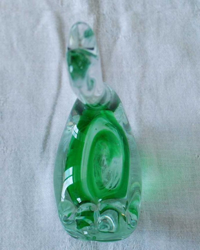 アンティーク 雑貨のガラス小物　アンティーク雑貨　爽やかなグリーンガラスのスワンオブジェ、アンティーク プレスドグラス。上から見るとこんな感じです。(pg-5818)