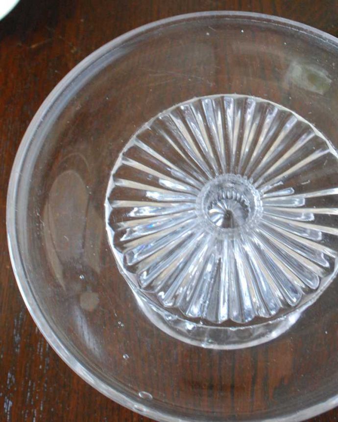 アンティーク 雑貨のガラス小物　アンティーク雑貨　イギリスから到着したアンティークプレスドグラスのケーキスタンド。センターピースとして使われた器脚が付いているケーキスタンドは、テーブルコーディネイトの中心として食卓の真ん中で華を添えるセンターピースとして使われていました。(pg-5824)