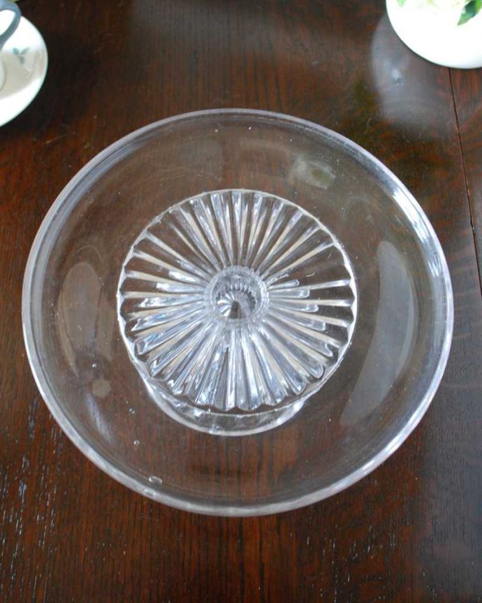 アンティーク 雑貨のガラス小物　アンティーク雑貨　イギリスから到着したアンティークプレスドグラスのケーキスタンド。上から見ると美しいデザインアンティークのため、多少の欠け・傷がある場合がありますが、使用上問題はありませんので、ご了承下さい。(pg-5824)