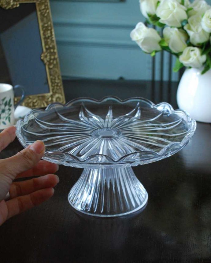 アンティーク 雑貨のガラス小物　アンティーク雑貨　華やかなフリルの縁どりのアンティークガラスのケーキスタンド（プレスドグラス）。たっぷり乗せて使えますホールケーキが丸ごと１台乗せれる大きさ。(pg-5826)