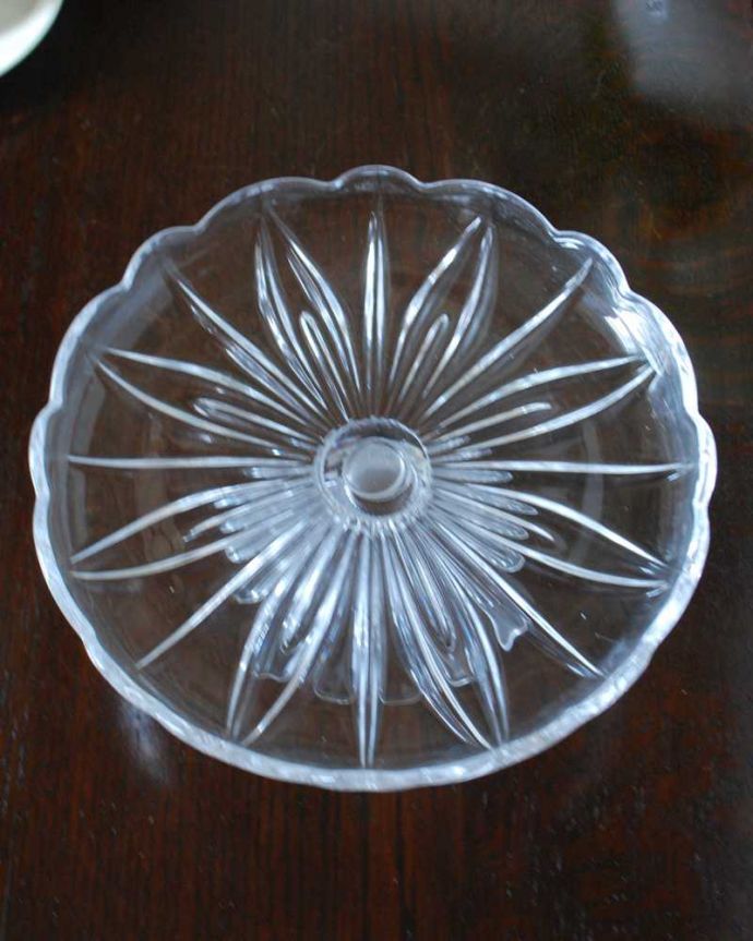 アンティーク 雑貨のガラス小物　アンティーク雑貨　華やかなフリルの縁どりのアンティークガラスのケーキスタンド（プレスドグラス）。上から見ると美しいデザインアンティークのため、多少の欠け・傷がある場合がありますが、使用上問題はありませんので、ご了承下さい。(pg-5826)