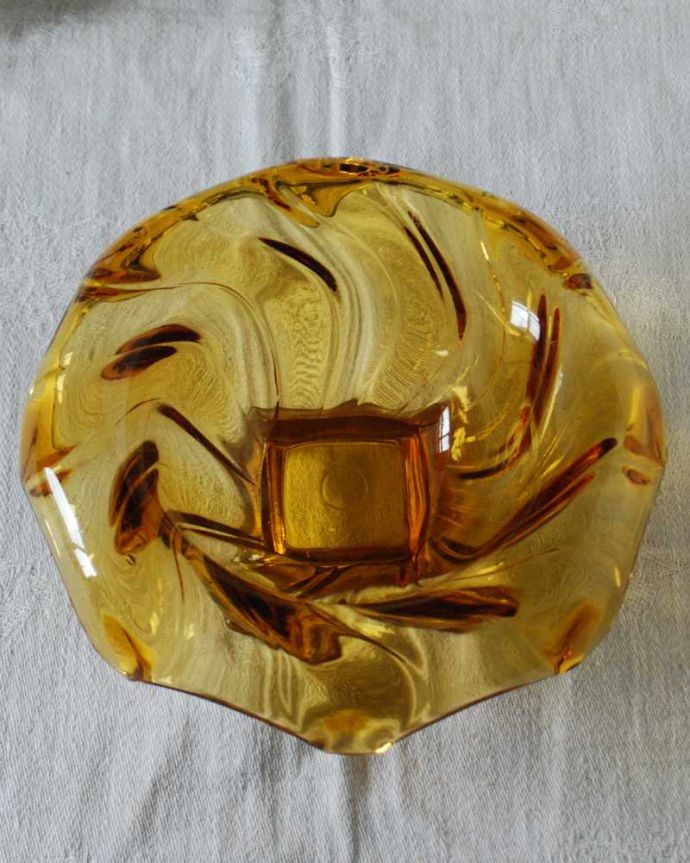 アンティーク 雑貨のガラス小物　アンティーク雑貨　透き通るアンバーカラーが上品、アンティークプレスドグラスのボウル（小物入れ）。上から見るとこんな感じです。(pg-5830)