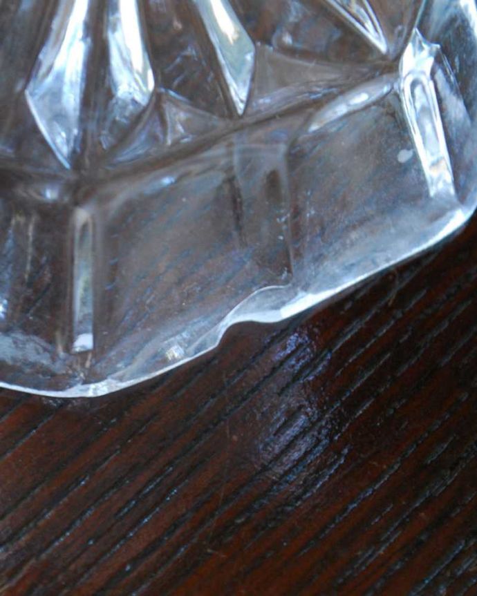 アンティーク 雑貨のガラス小物　アンティーク雑貨　イギリスアンティークのプレスドグラスのキャンドルスタンド（ろうそく立て）。カケがあるのでSALE価格ですカケがありました。(pg-5831)