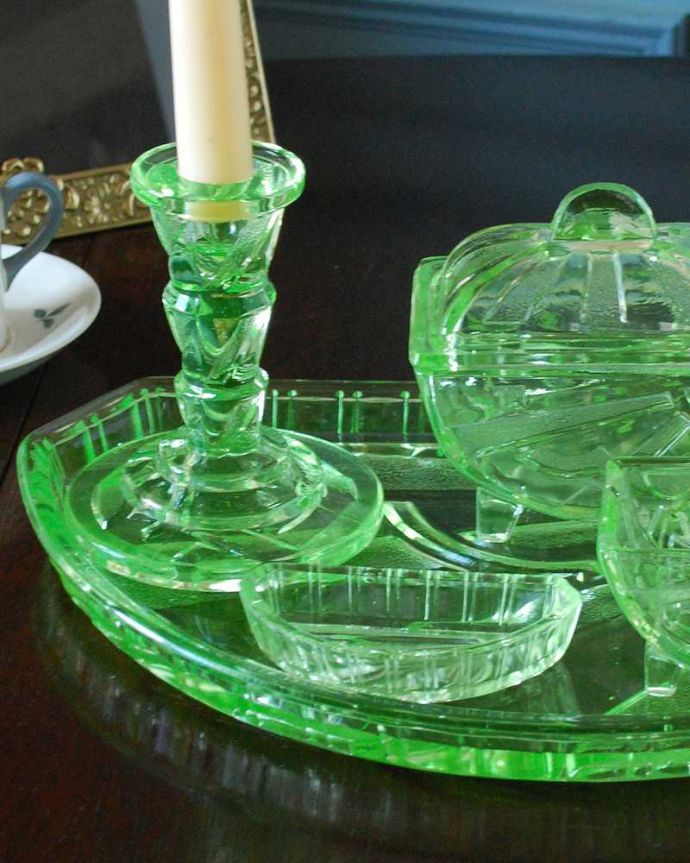 アンティーク 雑貨のガラス小物　アンティーク雑貨　爽やかなグリーンのガラスドレッシングセット（アンティーク プレスドグラス）。女性のためのお化粧道具でしたもともとはドレッシングセットとしてパフケースとキャンドル、アクセサリートレイと一緒に使われていたもの。(pg-5836)