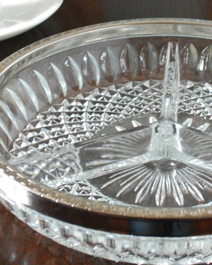 アンティーク 雑貨のガラス小物　アンティーク雑貨　シルバーの縁どりが豪華な仕切り付きガラストレー（アンティークプレスドグラス） 。食事の時間を楽しく過ごすために作られた器貴重だったガラスがプレスドグラスの発達によって気軽に手に入るようになった時代に作られたテーブルウェア。(pg-5837)