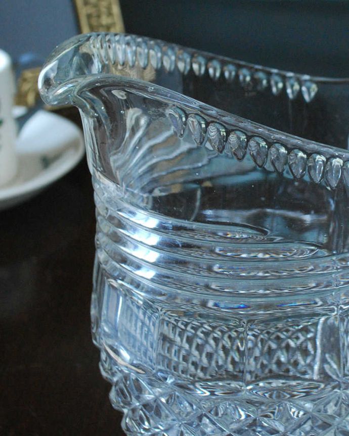 アンティーク 雑貨のガラス小物　アンティーク雑貨　テーブルが華やかになるアンティーク プレスドグラスのウォータージャグ。英国の家庭には必ずあるウォータージャグアルコールを飲まない人のためにテーブルの中央にお水を置いて置かれていたウォータージャグ。(pg-5840)