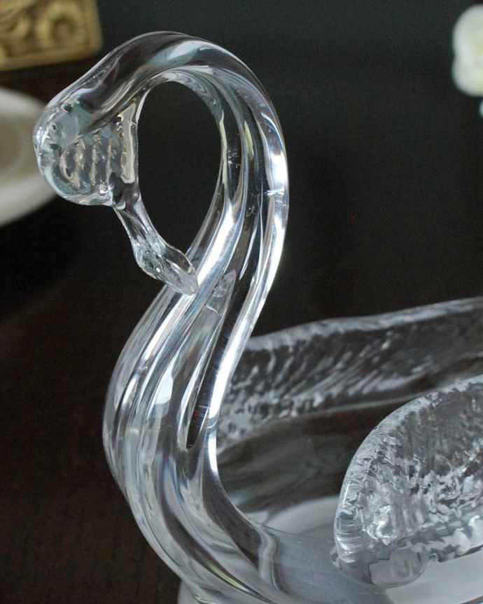 アンティーク 雑貨のガラス小物　アンティーク雑貨　優雅なガラスのスワン（白鳥）のオブジェ、イギリスアンティークプレスドグラス。大切にされてきた白鳥のモチーフとっても美しい白鳥の形をしたプレスドグラス。(pg-5841)