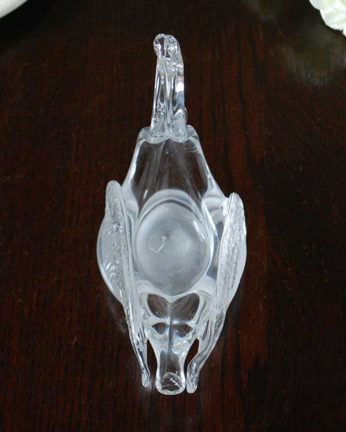 アンティーク 雑貨のガラス小物　アンティーク雑貨　優雅なガラスのスワン（白鳥）のオブジェ、イギリスアンティークプレスドグラス。上から見るとこんな感じです。(pg-5841)