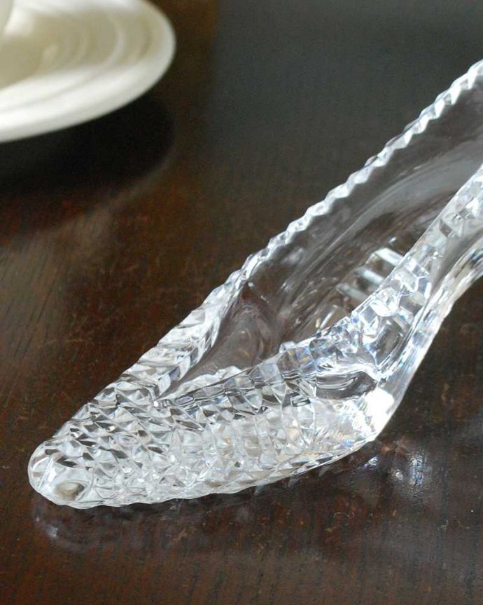アンティーク 雑貨のガラス小物　アンティーク雑貨　イギリスで見つけた美しいガラスのシューズ（靴）アンティークプレスドグラス。シンデレラ気分が楽しめるガラスの靴昔も今も、シンデレラのガラスの靴は女の子の憧れ。(pg-5843)