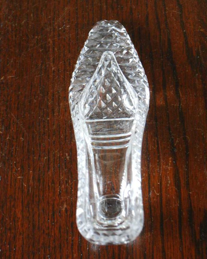 アンティーク 雑貨のガラス小物　アンティーク雑貨　イギリスで見つけた美しいガラスのシューズ（靴）アンティークプレスドグラス。上から見ると、こんな形アンティークなので多少のキズやカケがある場合はありますが、使用上問題はありませんのでご了承下さい。(pg-5843)