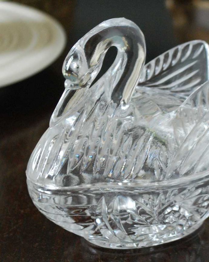 アンティーク 雑貨のガラス小物　アンティーク雑貨　優雅なスタイルのスワンの小物入れ、アンティークプレスドグラスのスパイスケース（塩入れ）。大切にされてきたにわとりのモチーフとっても美しい白鳥モチーフの小物入れ。(pg-5848)