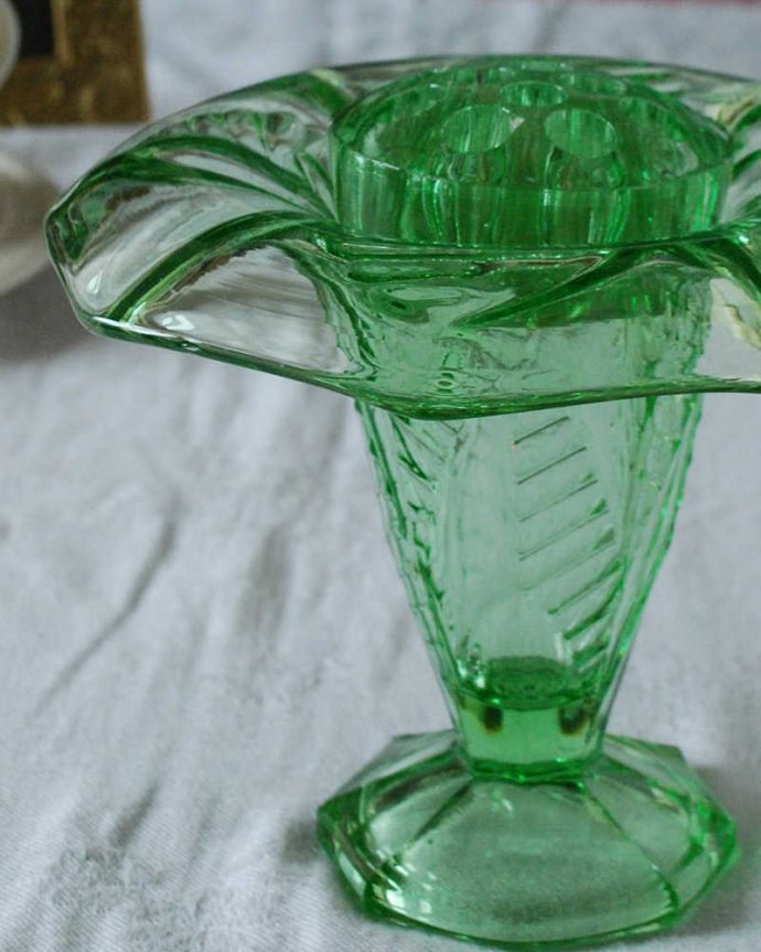 アンティーク 雑貨のガラス小物　アンティーク雑貨　人気のガラスの花留めつきフラワーベース、キレイなグリーンのアンティークプレスドグラス。見つかった時はラッキー☆ガラスのフラワーベースガラスの花留めが割れずに今まで残っていてくれたことにまずは感謝。(pg-5851)