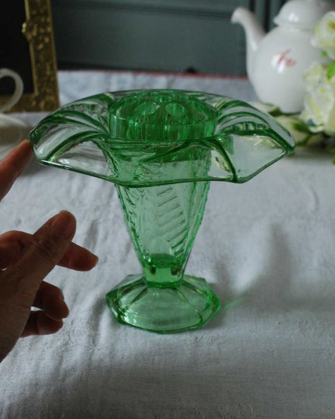 アンティーク 雑貨のガラス小物　アンティーク雑貨　人気のガラスの花留めつきフラワーベース、キレイなグリーンのアンティークプレスドグラス。挿すだけで誰でも簡単アレンジ切ったお花を花留めに挿すだけで、誰でもステキにアレンジメントが作れます。(pg-5851)