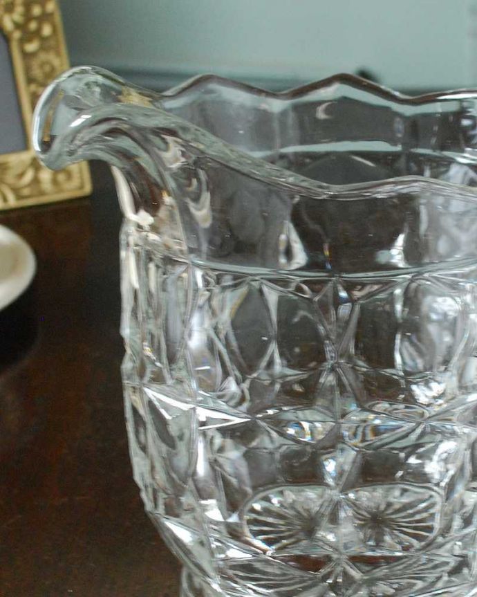 アンティーク 雑貨のガラス小物　アンティーク雑貨　光と水に反射してキラキラ輝くアンティークプレスドグラス、ウォータージャグ 。英国の家庭には必ずあるウォータージャグアルコールを飲まない人のためにテーブルの中央にお水を置いて置かれていたウォータージャグ。(pg-5856)