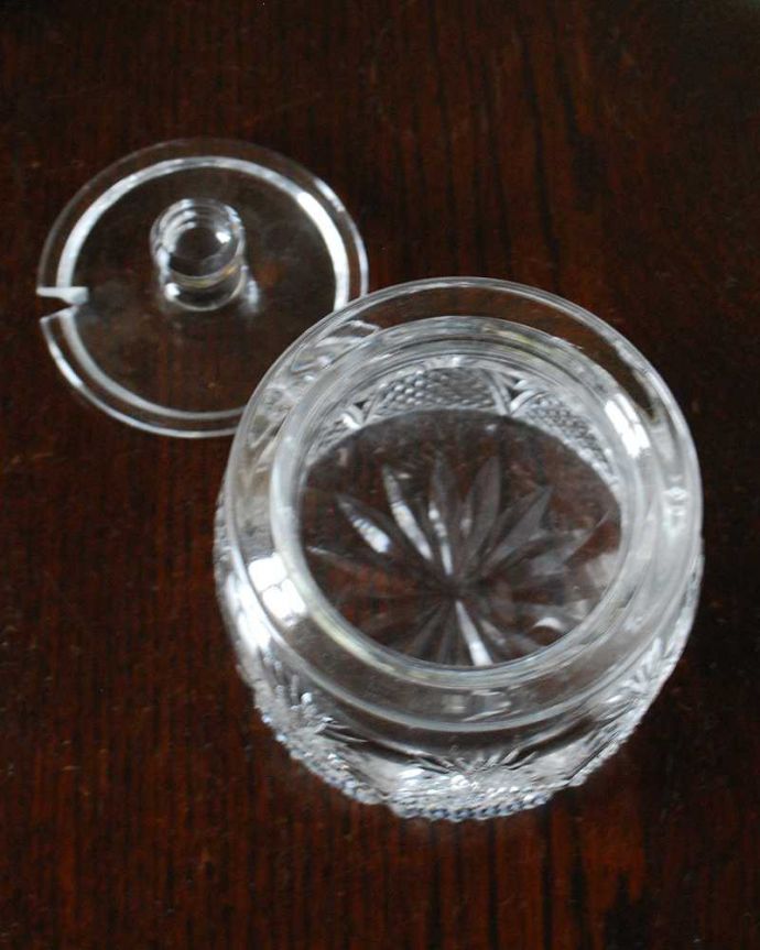 アンティーク 雑貨のガラス小物　アンティーク雑貨　ティータイムが楽しくなるアンティークガラスのシュガーポット （プレスドグラス）。ふたをとって中をのぞいてみると･･･アンティークのため、多少の欠け・傷がある場合がありますが、使用上問題はありませんので、ご了承下さい。(pg-5861)