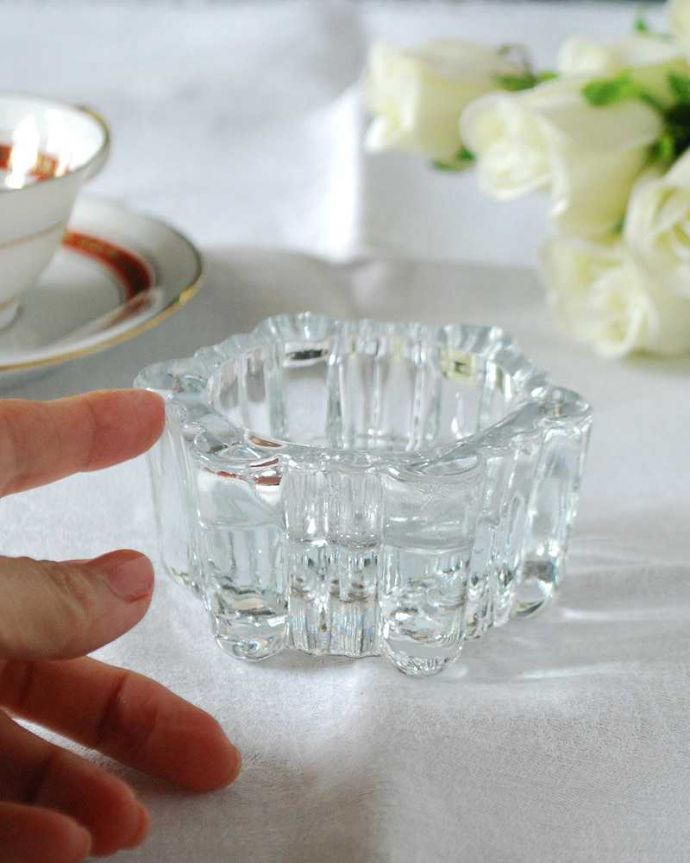 アンティーク 雑貨のガラス小物　アンティーク雑貨　小さくて可愛いスパイストレイ(塩入れ)、イギリスで見つけたアンティークプレスドグラス 。使う度に、なんだかワクワク食事の時間が楽しくなっちゃう美しいデザイン。(pg-5865)