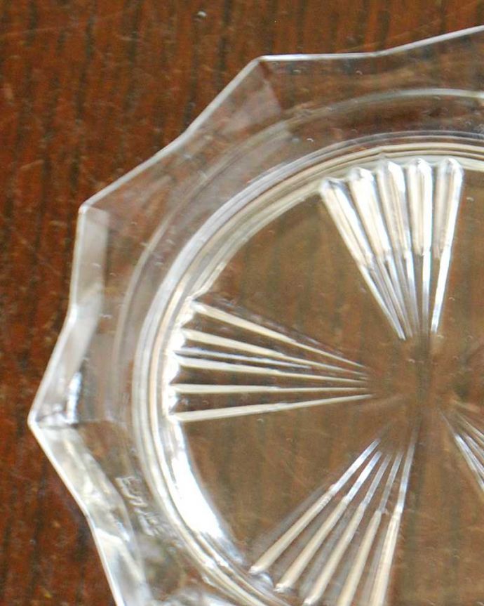 アンティーク 雑貨のガラス小物　アンティーク雑貨　アンティークプレスドグラスのガラスでできた小さなコースター。お茶の時間を華やかにする小さなガラスのコースター毎日のお茶の時間や、特別なおもてなしにもピッタリな美しいガラスのコースターです。(pg-5866)