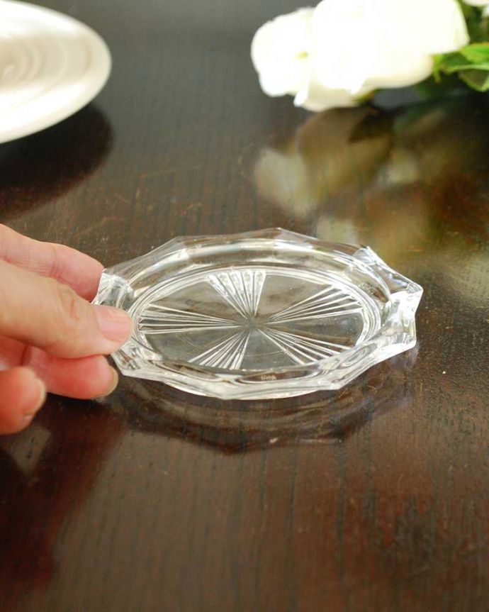 アンティーク 雑貨のガラス小物　アンティーク雑貨　アンティークプレスドグラスのガラスでできた小さなコースター。小さなサイズが可愛い何個でも集めたくなっちゃう手のひらサイズ。(pg-5866)