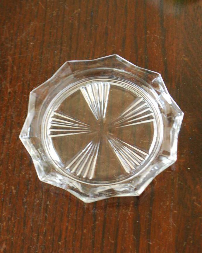 アンティーク 雑貨のガラス小物　アンティーク雑貨　アンティークプレスドグラスのガラスでできた小さなコースター。上から見るとこんな形アンティークなので多少のキズやカケがある場合はありますが、使用上問題はありませんのでご了承下さい。(pg-5866)