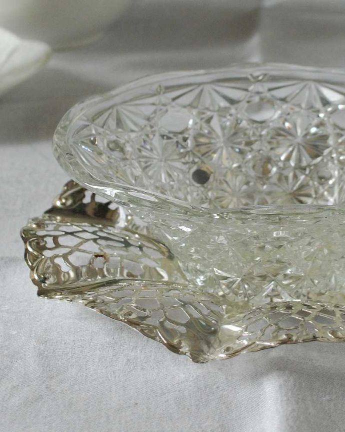 アンティーク 雑貨のガラス小物　アンティーク雑貨　英国で見つけたシルバーのトレーとセットになったデザートボウル、アンティークプレスドグラス。食事の時間を楽しく過ごすために作られた器貴重だったガラスがプレスドグラスの発達によって気軽に手に入るようになった時代に作られたテーブルウェア。(pg-5870)