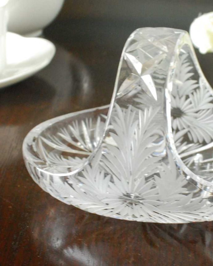 アンティーク 雑貨のガラス小物　アンティーク雑貨　珍しい！トレータイプのガラスバスケット、お花が華やかなアンティークプレスドグラス。ガラスで出来た持ち手付きの可愛いバスケット見ているだけで可愛いバスケットの形をしたアンティークのプレスドグラス。(pg-5874)