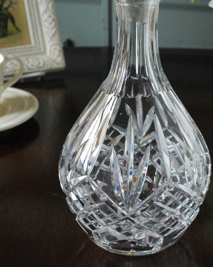 アンティーク 雑貨のガラス小物　アンティーク雑貨　イギリスで見つけたゴージャスで美しいアンティーク プレスドグラス(デカンタ)。お酒を入れて楽しんだデカンタ今のように便利なペットボトルや缶がない時代。(pg-5882)