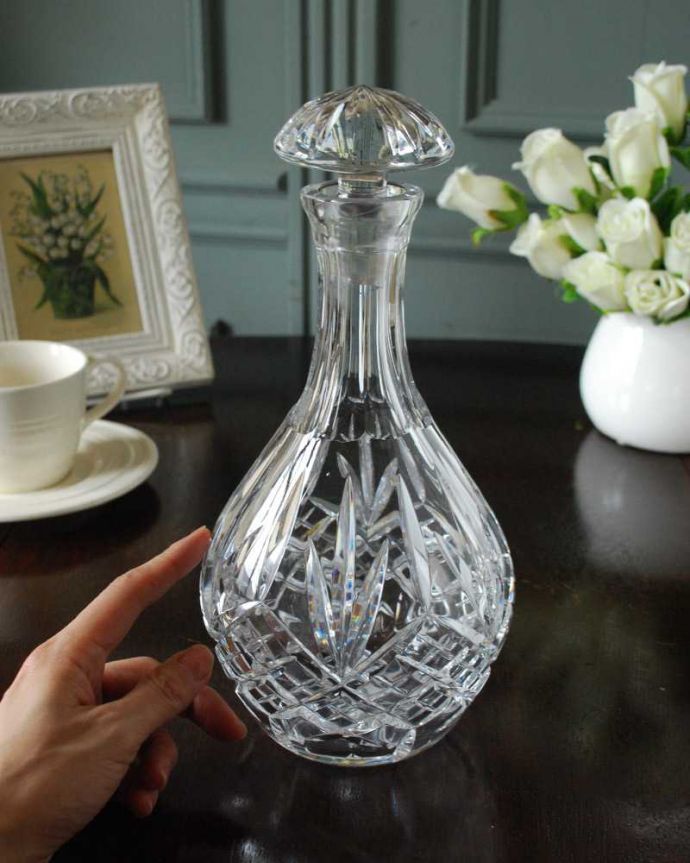 アンティーク 雑貨のガラス小物　アンティーク雑貨　イギリスで見つけたゴージャスで美しいアンティーク プレスドグラス(デカンタ)。貴重なガラスの栓付きですガラスで出来た栓は壊れやすいので残っているだけで貴重です。(pg-5882)