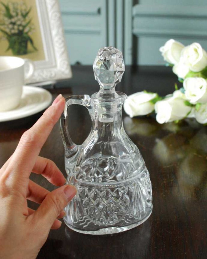 アンティーク 雑貨のガラス小物　アンティーク雑貨　宝石のようなフタが付いたガラスのデカンタ、アンティークプレスドグラス。ガラスのフタもちゃんと付いています。(pg-5883)