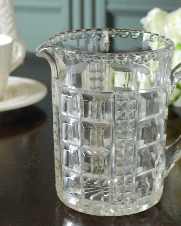 アンティーク 雑貨のガラス小物　アンティーク雑貨　アンティークのガラス雑貨、プレスドグラスのミルクピッチャー 。英国の家庭には必ずあるウォータージャグアルコールを飲まない人のためにテーブルの中央にお水を置いて置かれていたウォータージャグ。(pg-5884)