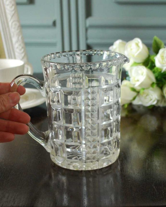 アンティーク 雑貨のガラス小物　アンティーク雑貨　アンティークのガラス雑貨、プレスドグラスのミルクピッチャー 。いろんな使い方が出来ます飲み物を入れるのはもちろんフラワーベースとしても使いやすい便利なサイズです。(pg-5884)