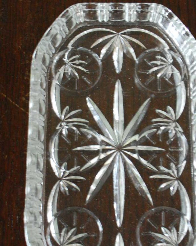 アンティーク 雑貨のガラス小物　アンティーク雑貨　英国のアンティークプレスドグラス、色々なシーンに使える小さなガラストレイ。食事の時間を楽しく過ごすために作られた器貴重だったガラスがプレスドグラスの発達によって気軽に手に入るようになった時代に作られたテーブルウェア。(pg-5885)