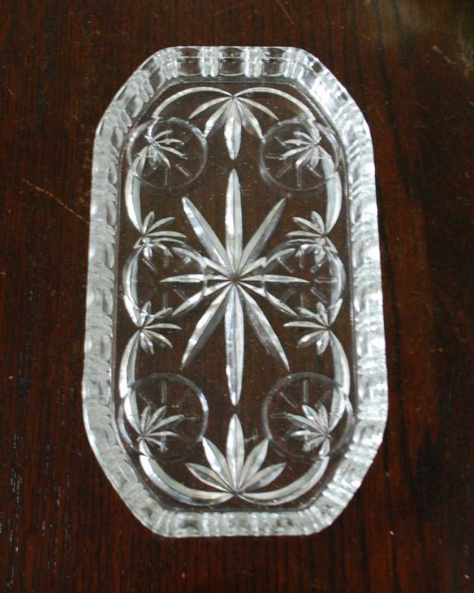 アンティーク 雑貨のガラス小物　アンティーク雑貨　英国のアンティークプレスドグラス、色々なシーンに使える小さなガラストレイ。上から見るとこんな感じです。(pg-5885)