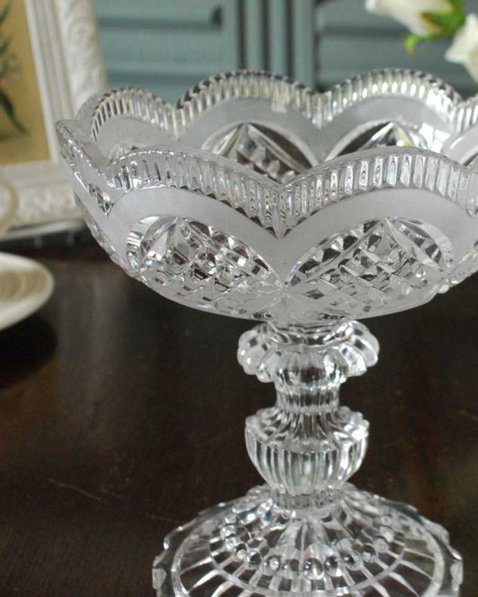 アンティーク 雑貨のガラス小物　アンティーク雑貨　輝きも特別なアンティークプレスドグラスのデザートグラス。デザート用に作られた美しいガラスの器食卓で使われたガラスはどれも美しいですが、特にめずらしいデザート用。(pg-5886)