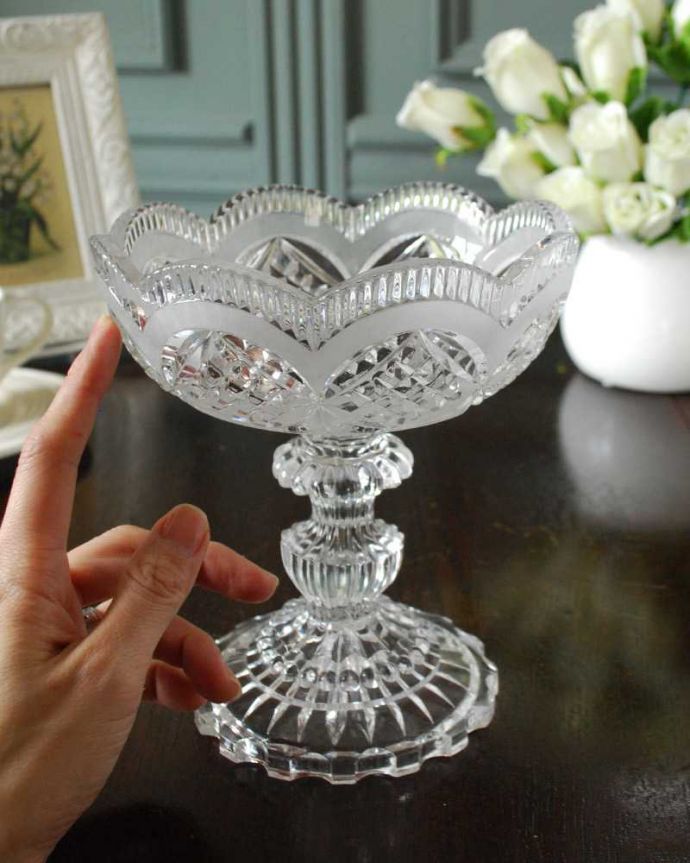 アンティーク 雑貨のガラス小物　アンティーク雑貨　輝きも特別なアンティークプレスドグラスのデザートグラス。どれも個性的で美しい形が個性的なデザート用のグラス。(pg-5886)