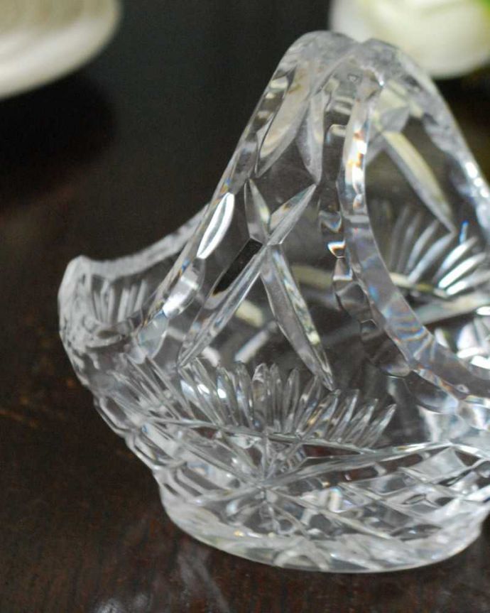 アンティーク 雑貨のガラス小物　アンティーク雑貨　小さなアンティークプレスドグラスのバスケット（マルシェカゴ）。ガラスで出来た持ち手付きの可愛いバスケット見ているだけで可愛いバスケットの形をしたアンティークのプレスドグラス。(pg-5887)