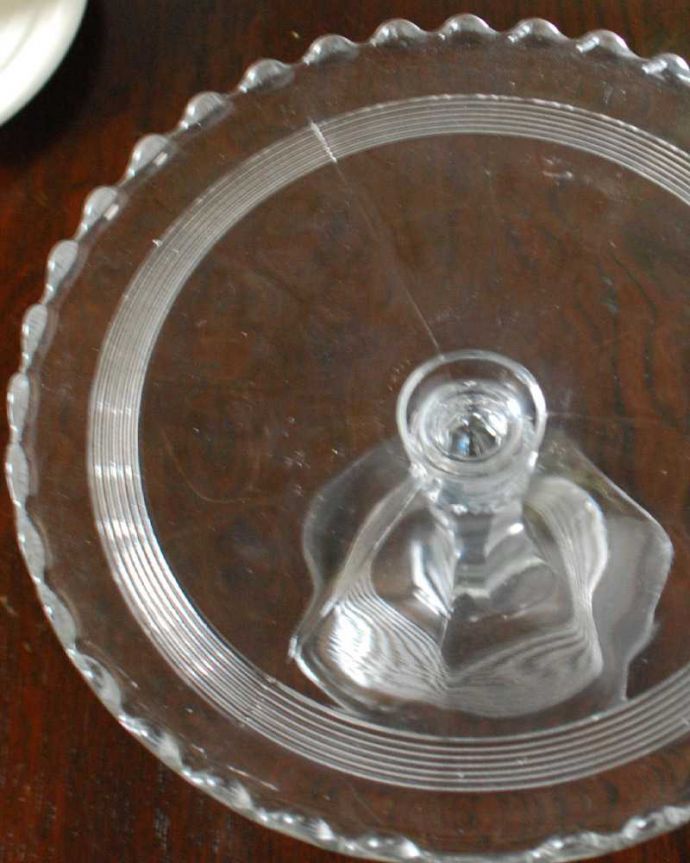 アンティーク 雑貨のガラス小物　アンティーク雑貨　英国で見つけたアンティークプレスドグラス、縁どりのレース模様が可愛いケーキスタンド。センターピースとして使われた器脚が付いているケーキスタンドは、テーブルコーディネイトの中心として食卓の真ん中で華を添えるセンターピースとして使われていました。(pg-5890)