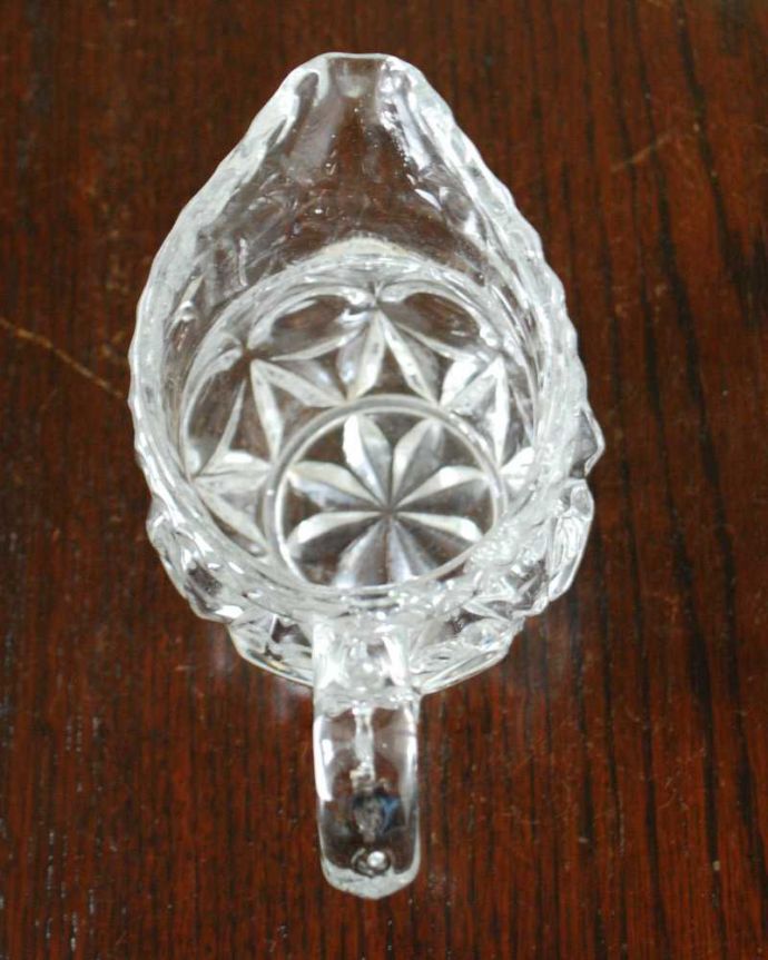 アンティーク 雑貨のガラス小物　アンティーク雑貨　大きな水玉模様がのアンティークプレスドグラスのミルクポット。上から見るとこんな感じです。(pg-5891)