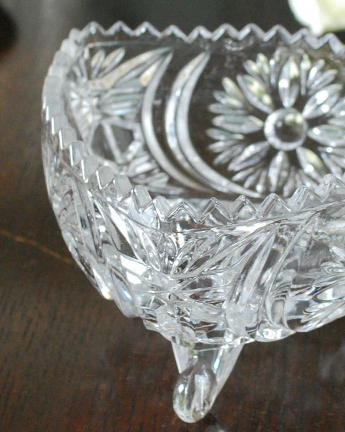 アンティーク 雑貨のガラス小物　アンティーク雑貨　お花模様が付いた三角の脚付きのアンティークプレスドグラス（デザートボウル）。食事の時間を楽しく過ごすために作られた器貴重だったガラスがプレスドグラスの発達によって気軽に手に入るようになった時代に作られたテーブルウェア。(pg-5892)