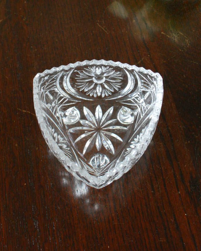 アンティーク 雑貨のガラス小物　アンティーク雑貨　お花模様が付いた三角の脚付きのアンティークプレスドグラス（デザートボウル）。上から見るとこんな感じです。(pg-5892)