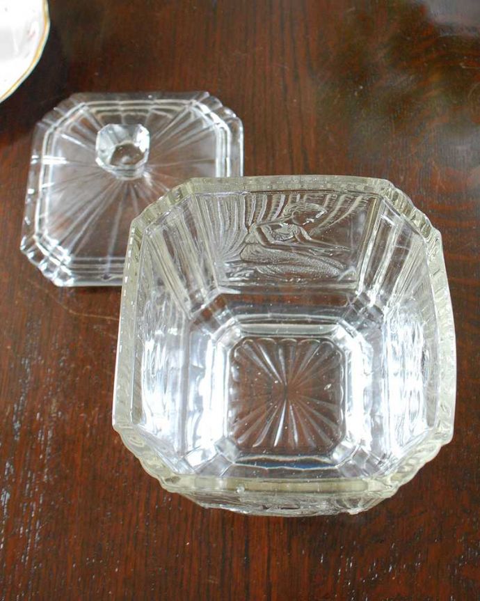 アンティーク 雑貨のガラス小物　アンティーク雑貨　大きなフタ付きのアンティークプレスドグラスキャニスター（ボンボン入れ） 。中を見るとこんな感じアンティークなので多少のキズ・欠けがある場合がありますが、使用上問題ありませんのでご了承下さい。(pg-5895)