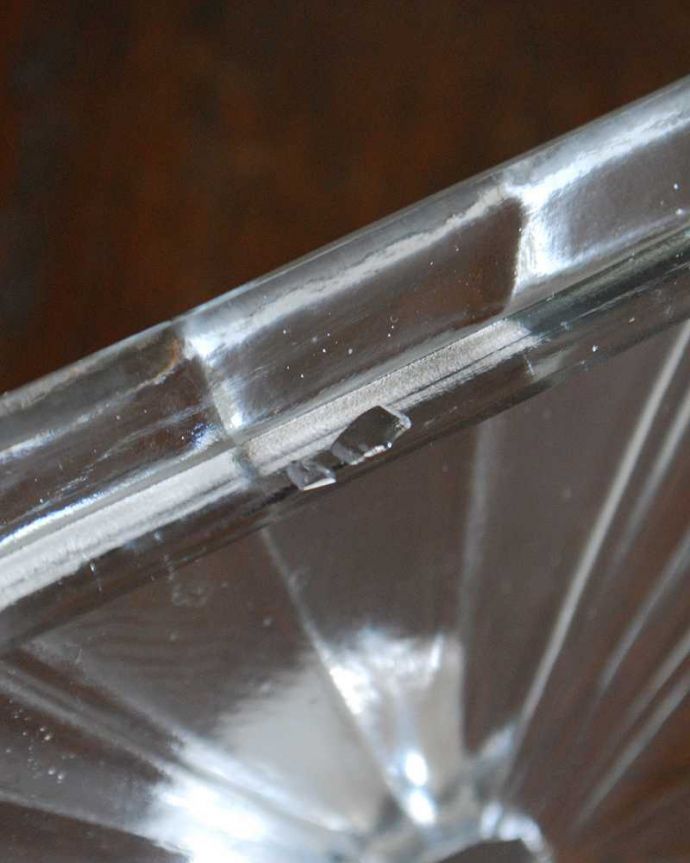 アンティーク 雑貨のガラス小物　アンティーク雑貨　大きなフタ付きのアンティークプレスドグラスキャニスター（ボンボン入れ） 。カケがあるのでSALE価格ですカケがありました。(pg-5895)
