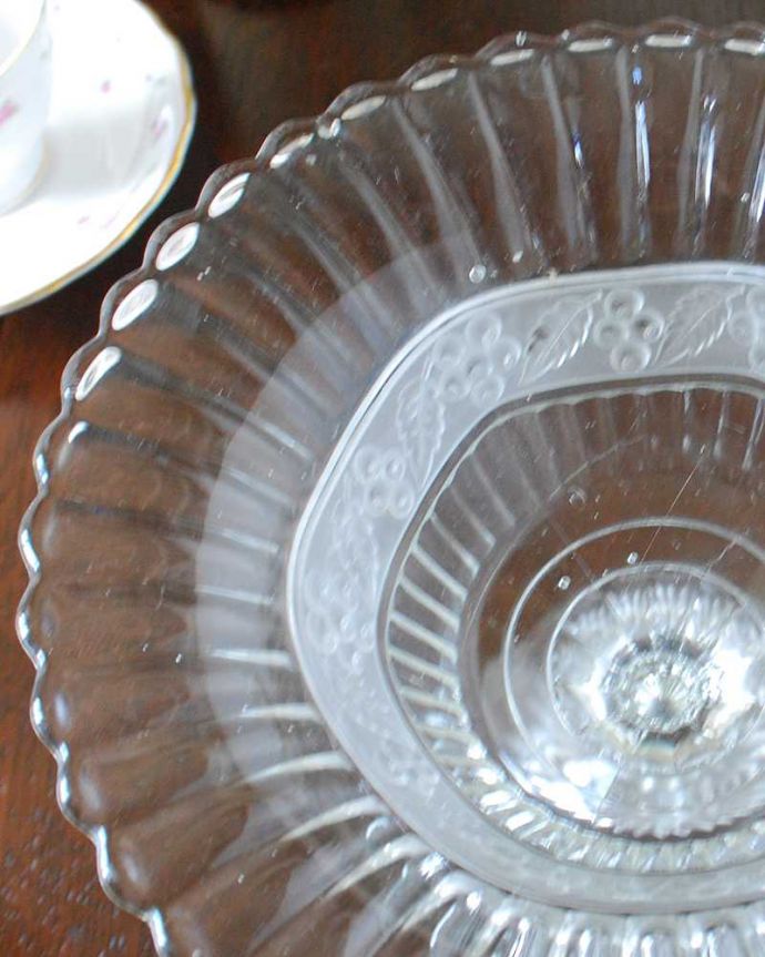 アンティーク 雑貨のガラス小物　アンティーク雑貨　葡萄のデザインがオシャレなアンティークプレスドグラス、ガラスコンポート。センターピースとして使われた器脚が付いているフルーツスタンドは、テーブルコーディネイトの中心として食卓の真ん中で華を添えるセンターピースとして使われていました。(pg-5896)