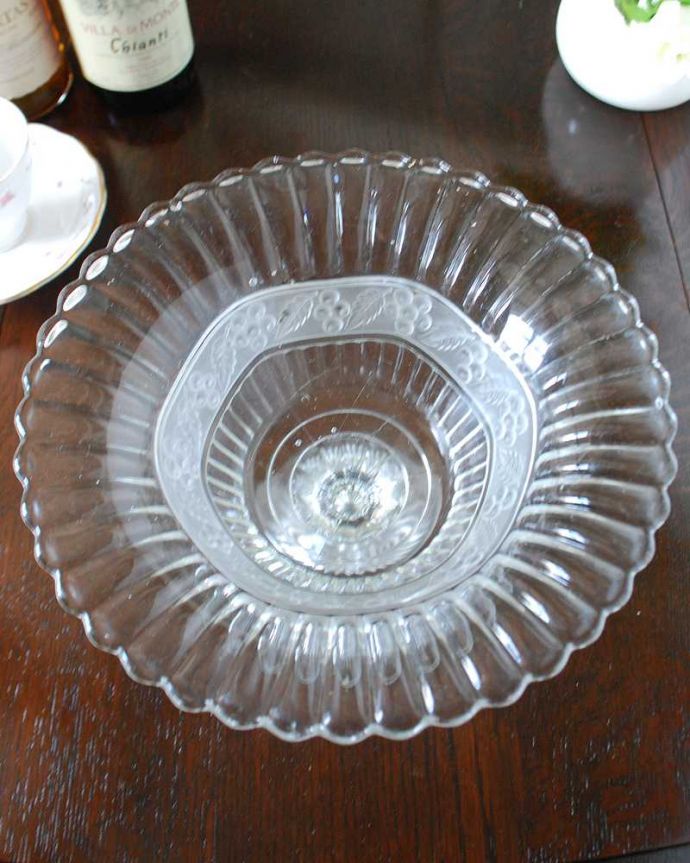 アンティーク 雑貨のガラス小物　アンティーク雑貨　葡萄のデザインがオシャレなアンティークプレスドグラス、ガラスコンポート。上から見ると美しいデザインアンティークのため、多少の欠け・傷がある場合がありますが、使用上問題はありませんので、ご了承下さい。(pg-5896)
